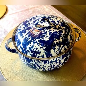 Brand New Golden Rabbit Enamelware Dutch Oven! Blue and White, dishwasher safe